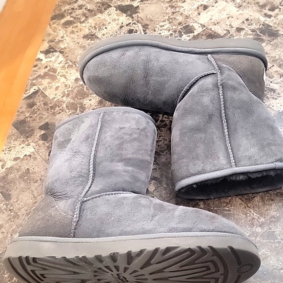 UGG Australia Classic Short II Woman's Boots Size 8 W - Picture 9 of 9